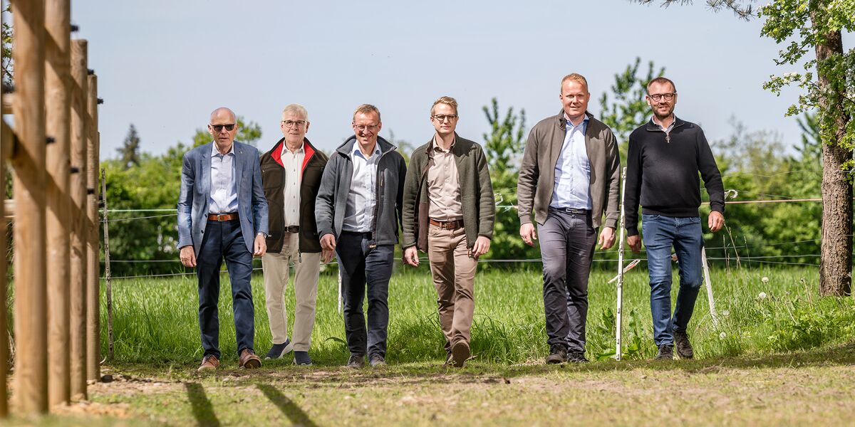 Holdet bag EDC landbrug står samlet, med et blåt filter over billedet og er klar til at informere dig om markedssituationen for landbruget.