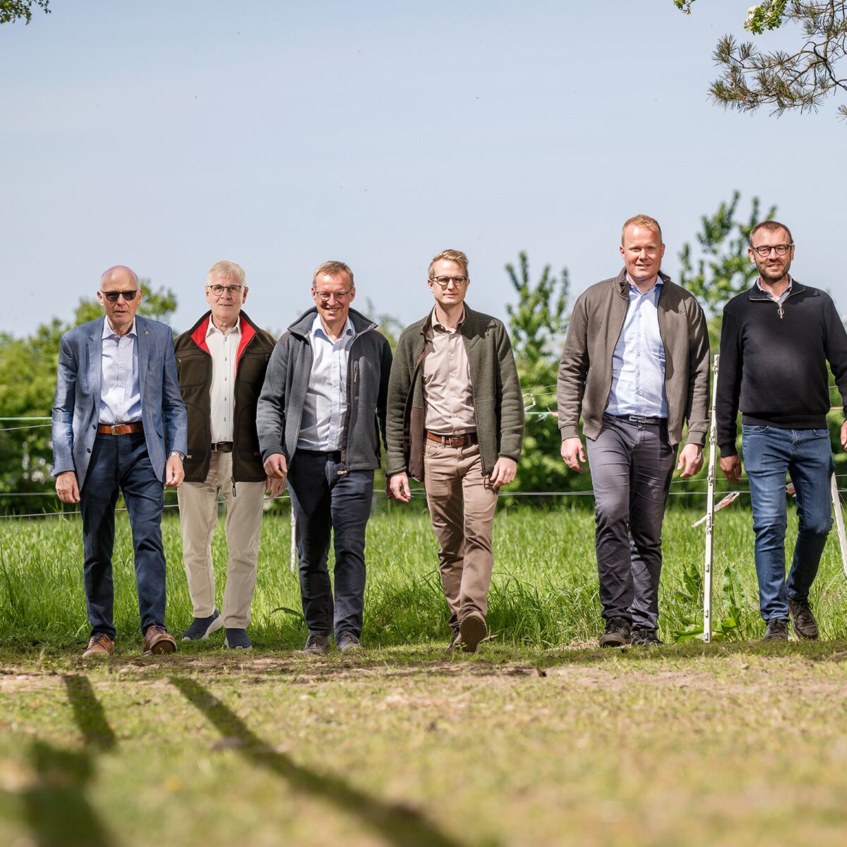 Holdet bag EDC landbrug står samlet, med et blåt filter over billedet og er klar til at informere dig om markedssituationen for landbruget.