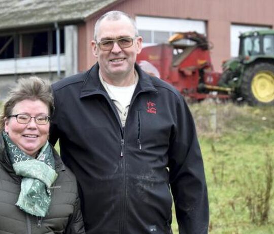 Ægteparret Hornshøj fik solgt deres landejendom med EDC. De står med deres går i baggrunden.