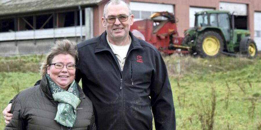 Ægteparret Hornshøj fik solgt deres landejendom med EDC. De står med deres går i baggrunden.