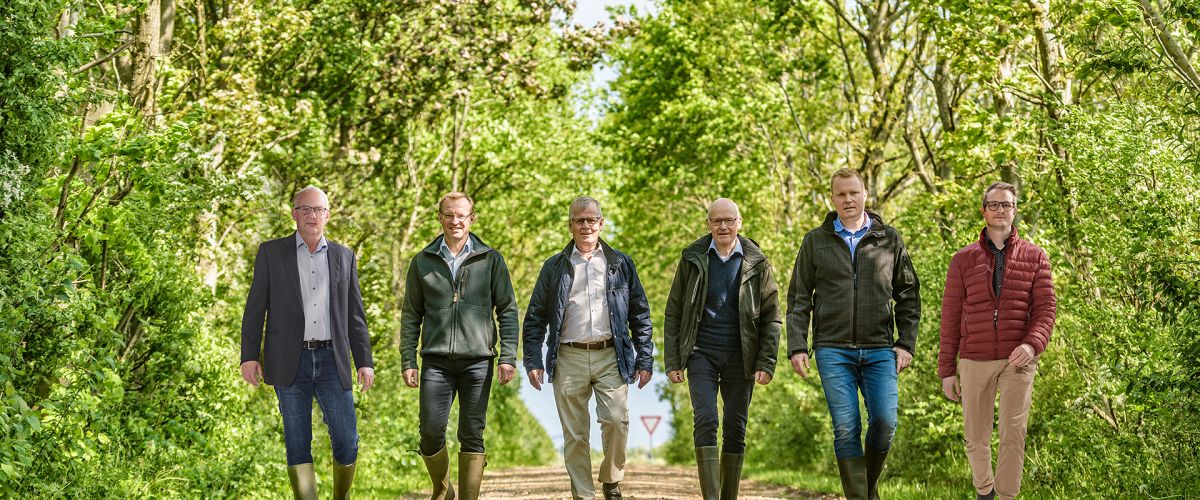 Holdet bag EDC landbrug står samlet, med et blåt filter over billedet og er klar til at informere dig om markedssituationen for landbruget.