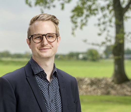 Ifølge Ivan Kubstrup fra EDC Videbæk Landbrug er efterspørgslen i andet halvår af 2024 størst på jord. Ivan står med en mark i baggrunden.