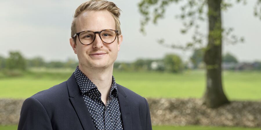 Ifølge Ivan Kubstrup fra EDC Videbæk Landbrug er efterspørgslen i andet halvår af 2024 størst på jord. Ivan står med en mark i baggrunden.