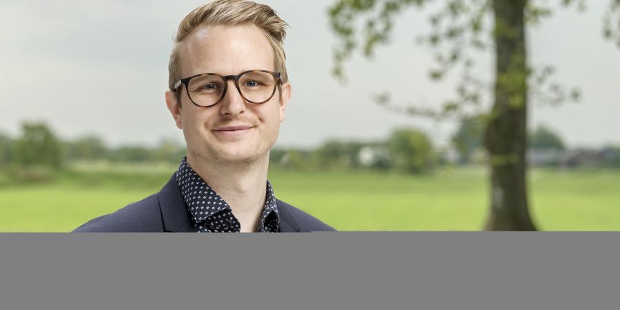 Ifølge Ivan Kubstrup fra EDC Videbæk Landbrug er efterspørgslen i andet halvår af 2024 størst på jord. Ivan står med en mark i baggrunden.