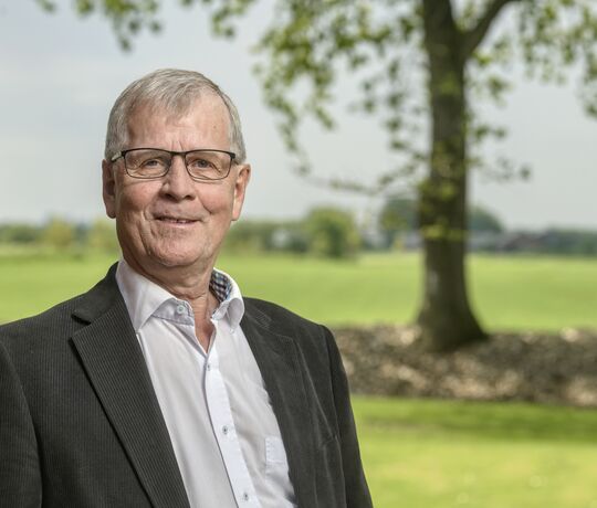 Arne Sigtenbjerggaard står med en mark i baggrunden.