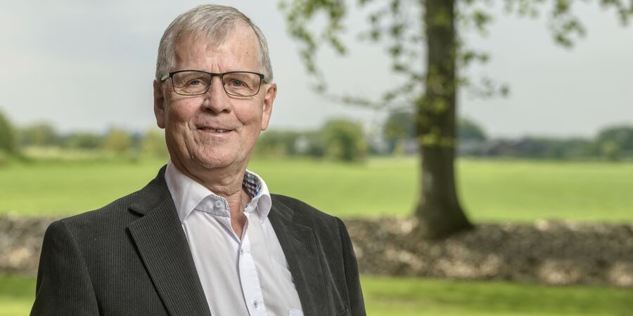 Arne Sigtenbjerggaard står med en mark i baggrunden.