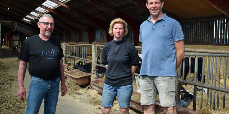 Ejerne står i deres kostald sammen med sælgeren.